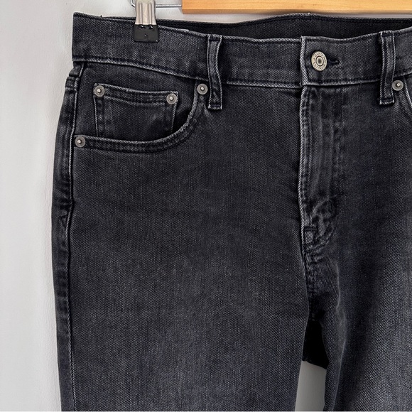 GAP Mid Rise Girlfriend Jeans with Washwell in washed black, 27 Short - Picture 6 of 12